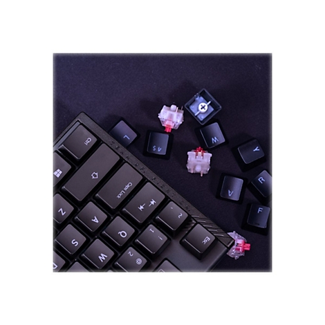 Nahaufnahme einer Tastatur. Tasten und Schalter sind ausgebaut. Buchstaben und Symbole sind auf den Tasten sichtbar.