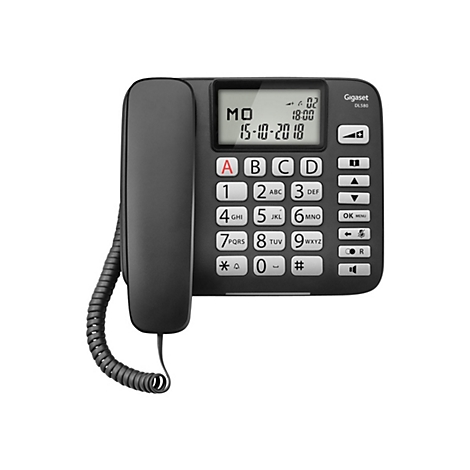 Schwarzes schnurgebundenes Telefon. Ein Display zeigt Datum und Uhrzeit. Knöpfe mit Buchstaben und Zahlen sind sichtbar.
