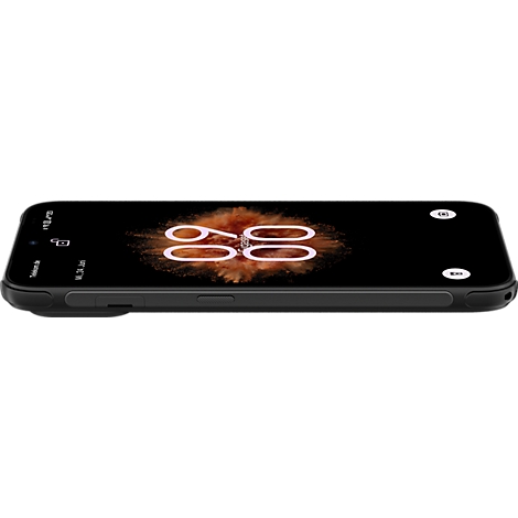 Seitenansicht eines schwarzen Smartphones mit leuchtender Uhrzeit 09:00 auf dem Display vor schwarzem Hintergrund.