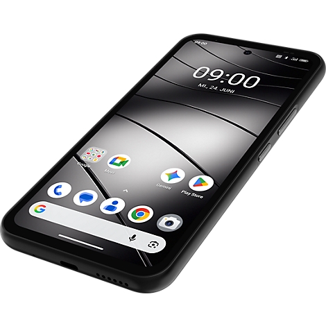 Schwarzes Smartphone in Schrägansicht mit aktivem Display und Datum-Uhrzeit-Anzeige auf weißem Hintergrund.