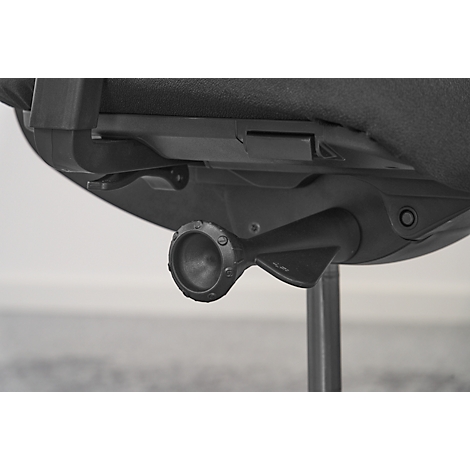 Detailopname van een zwarte bureaustoel. Focus ligt op het hoogteverstellings- en kantelmechanisme.