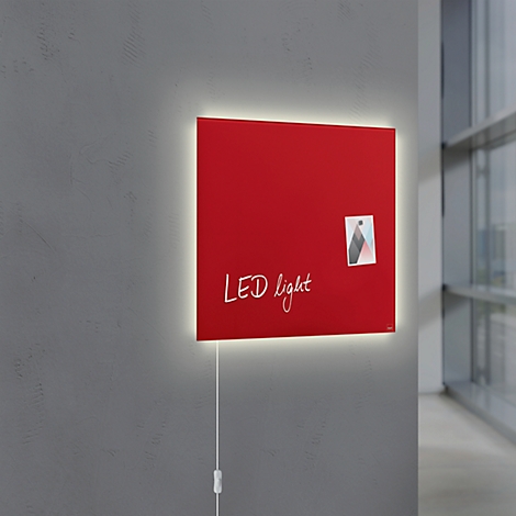 Rotes LED-Lichtpaneel an grauer Wand. Aufschrift: LED Light. Ein Foto befestigt. Kabel mit Schalter.