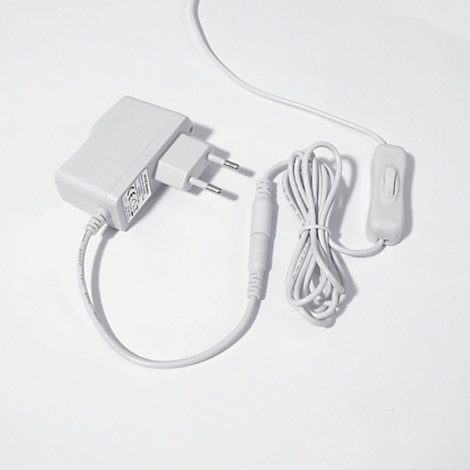 Ein weißes Netzteil mit Stecker und Kabeln, auf weißem Hintergrund.