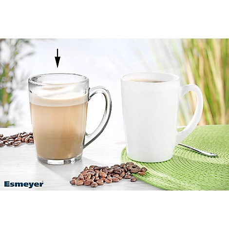 Twee koffiemokken op een tafel. Links een heldere glazen latte macchiato mok, rechts een witte koffiemok. Koffiebonen zijn verspreid.
