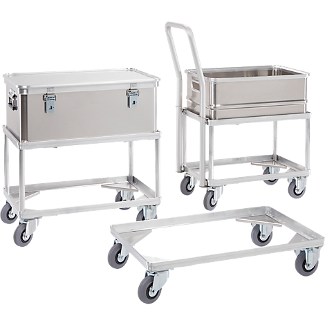 Trois chariots de transport en aluminium, différents modèles, sur roues, sur fond blanc.