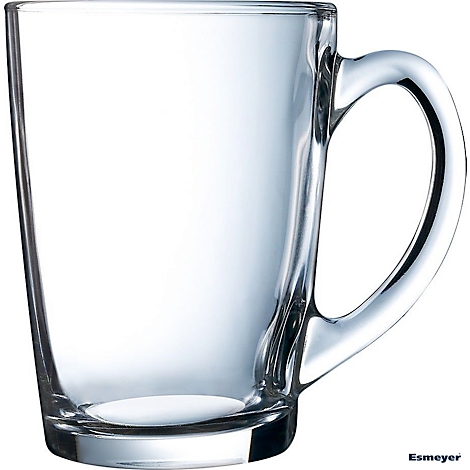 Tasse à café en verre avec anse. Claire et transparente, légèrement inclinée vers le haut.
