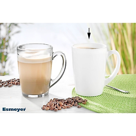 Deux tasses à café : une tasse en verre avec du café au lait, une tasse blanche avec du café. Des grains de café sont devant les tasses.