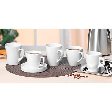 Deux tasses à café blanches avec des anses sur des dessous de verre violets, à côté d'un ordinateur portable.