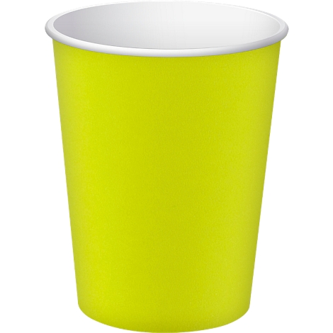 Gobelet en papier jaune clair, bord blanc.