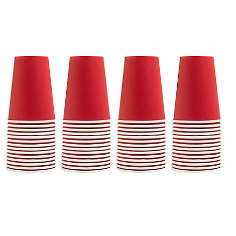 Quatre gobelets en papier rouge sur fond blanc. Les gobelets sont empilés et légèrement coniques.