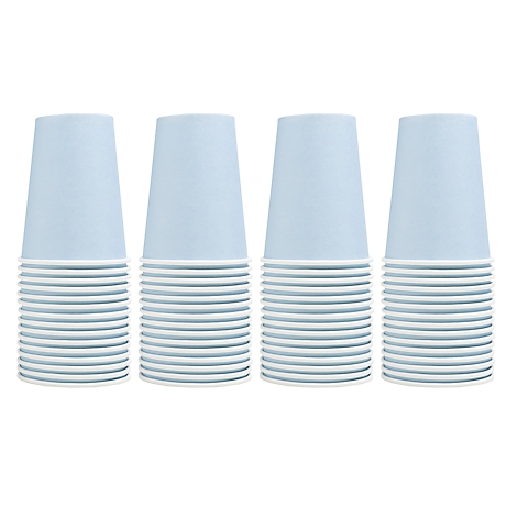 Quatre piles de gobelets en papier bleu clair sur fond blanc.