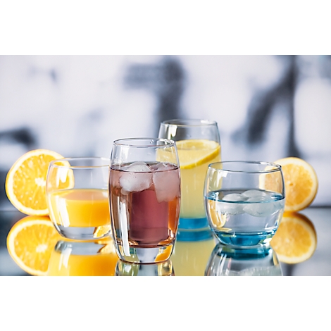 Plusieurs verres avec des boissons et des glaçons, à côté de tranches d'orange.