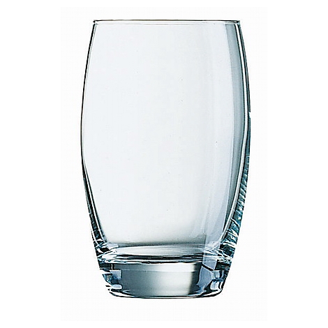 Un verre à boire clair en forme de tulipe sans contenu, photographié sur fond blanc.
