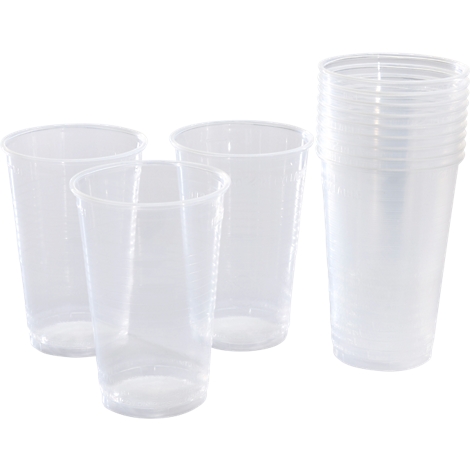Trois gobelets jetables transparents individuels et une tour empilée sur fond blanc.