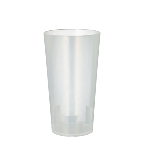 Gobelet en plastique transparent et haut, de forme conique. 