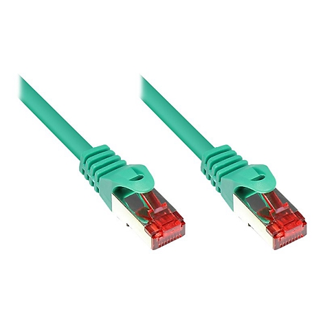 Grünes Netzwerkkabel mit RJ45-Stecker, Schirmung und rotem Clipschutz auf weißem Hintergrund.
