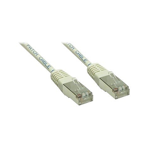 Zwei Enden eines beigen Netzwerkkabels mit transparenten RJ45-Steckern vor weißem Hintergrund.