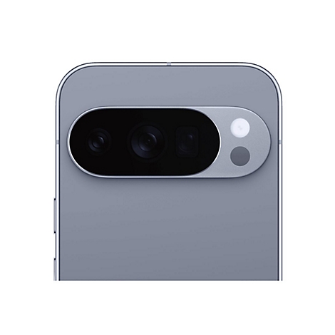 Nahaufnahme der Rückseite eines grauen Smartphones mit einem markanten Kameramodul aus Metall. Drei Linsen und ein Blitz sind zu sehen.