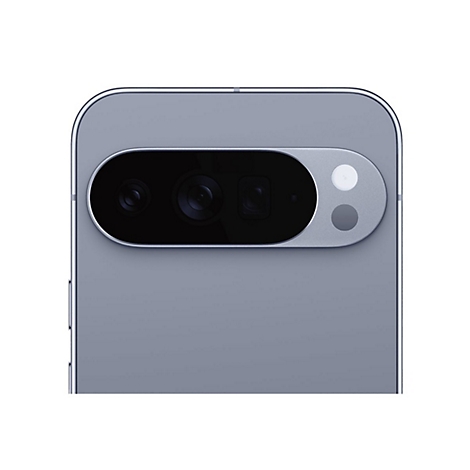 Nahaufnahme der Rückseite eines grauen Smartphones mit einer schwarzen Kameraleiste, zwei Linsen und zwei kleineren Kreisen.