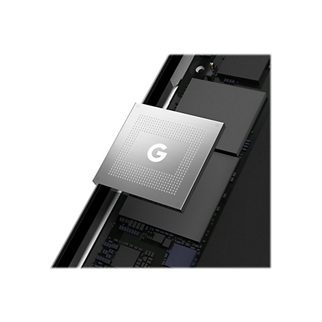 Nahaufnahme eines Chips mit dem Google-Logo.
