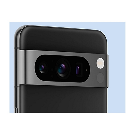 Nahaufnahme des schwarzen Google Pixel 7 Pro mit Kameraobjektiv und Blitz, auf hellem Hintergrund.