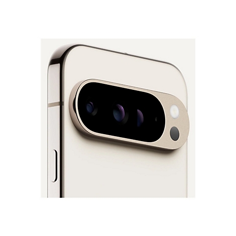 Nahaufnahme der Kamera eines goldenen Smartphones. Die Kameraeinheit enthält drei Linsen, einen Blitz und einen Sensor.