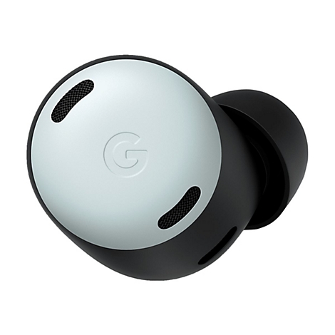 Ein hellblauer Pixel Buds Pro Kopfhörer mit dem Google G-Logo vor schwarzem Gehäuse auf weißem Grund.