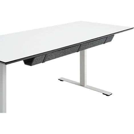 Un bureau blanc, sous le plateau se trouvent des boîtes en feutre gris, les pieds sont blancs.