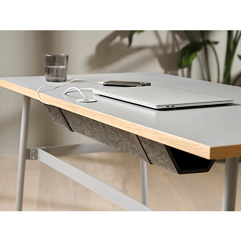 Bureau, ordinateur portable, smartphone, verre d'eau, panier en feutre gris, pieds en bois et métal.