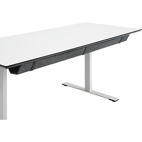 Gros plan sur un bureau blanc avec une étagère en feutre grise sous le plateau. Le cadre du bureau est blanc et en forme de T.