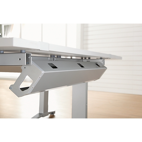 Goulotte à câbles argentée sous un bureau avec ouvertures rectangulaires.