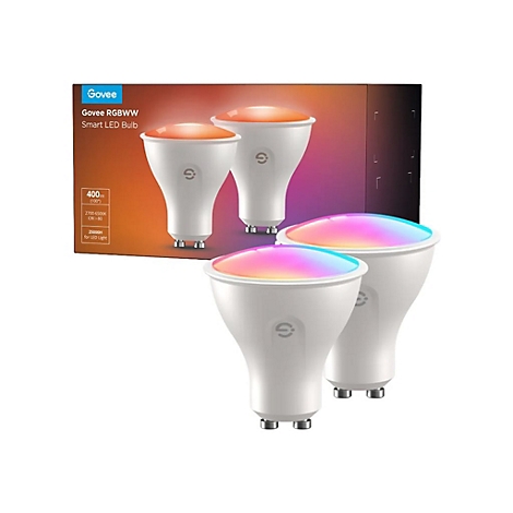 Vier smarte Govee RGBWW LED-Leuchtmittel vor der Produktverpackung, die bunt leuchten.
