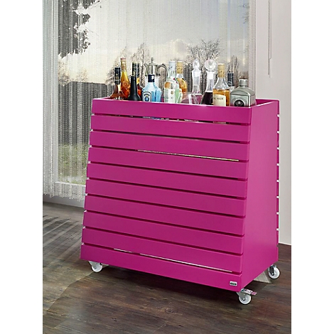 Een roze kast op wielen, gevuld met sterke drank. De kast heeft een modern design met horizontale houten latten.