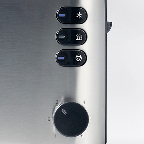 Gros plan d'un grille-pain avec une surface argentée, des boutons noirs et un cadran pour le réglage du brunissage.