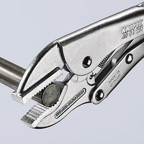 Metalen tang houdt een metalen voorwerp vast, met de focus op de vertanding van de tang. Bedrukt is KNIPEX, Made in Germany.