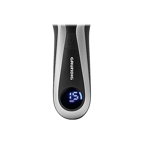 Nahaufnahme des Griffs eines schwarzen Grundig Rasierers mit silberner Umrandung und beleuchtetem LCD-Display.