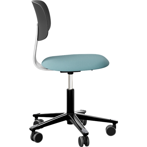 Chaise de bureau avec assise bleue, dossier gris et cadre noir. La chaise repose sur des roulettes.