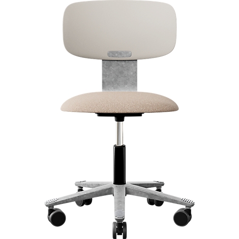 Chaise de bureau, assise et dossier crème, pieds argentés avec roulettes noires, sur fond neutre.