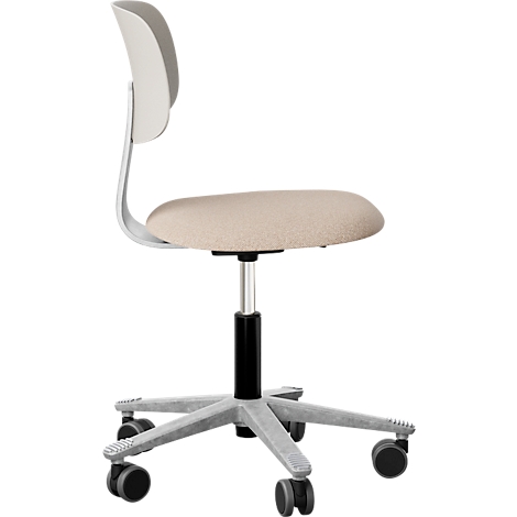 Chaise de bureau en métal et tissu beige. Cinq roulettes, dossier blanc, cadre gris.