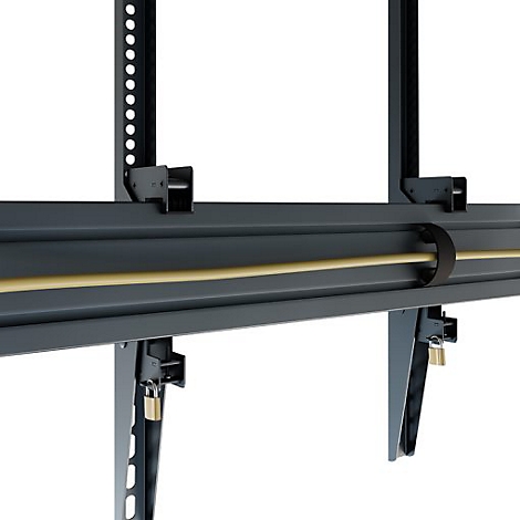 Detailaufnahme einer Halterung. Graue Metallkonstruktion mit gelbem Kabel, an der zwei Vorhängeschlösser befestigt sind.