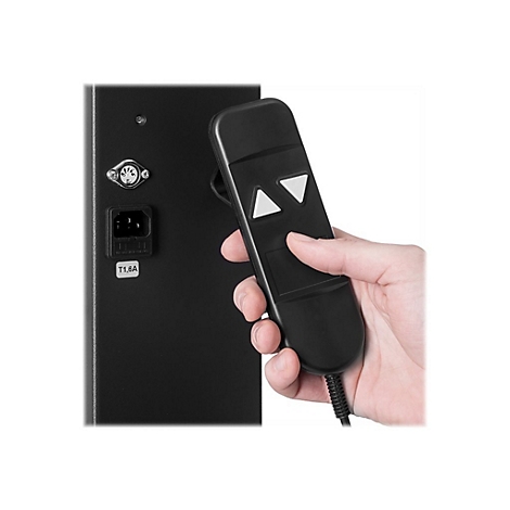 Hand mit Fernbedienung. Schwarzes Gerät mit Pfeiltasten. Rückseite mit Anschlüssen.