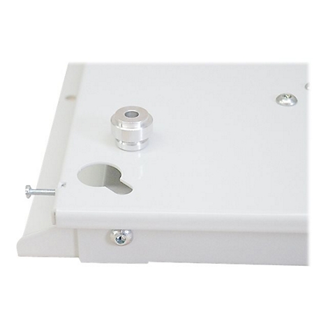 Nahaufnahme einer weißen Metallplatte mit Bohrungen, einem Metallzylinder und Schrauben. Detailansicht.