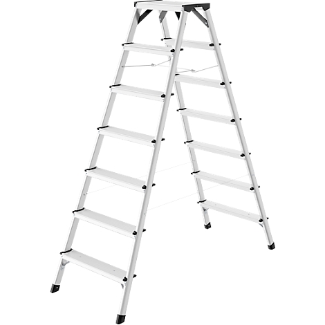 Een zilveren trap met zes treden. Zwarte kunststof voeten en scharnieren.