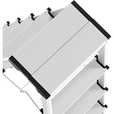 Close-up van een witte aluminium trap. De treden zijn geribbeld en hebben zwarte hoekstukken.