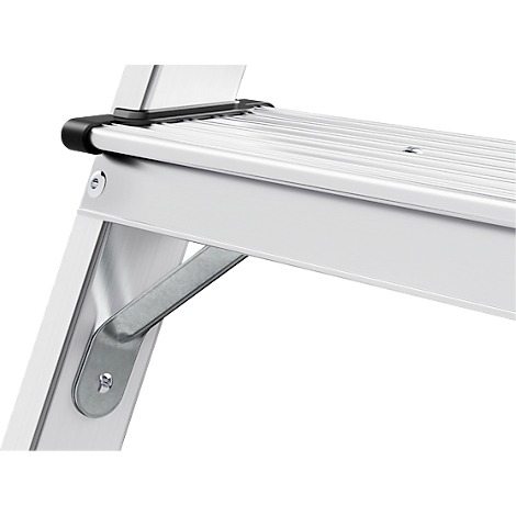 Close-up van een zilveren ladder. Het loopvlak is geribbeld, met zwarte elementen en een metalen beugel ter versteviging.
