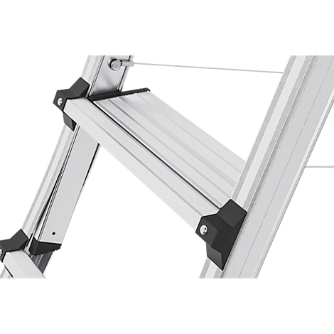 Vue détaillée d'une échelle pliante en aluminium. Marches, entretoises et angles en métal, reliés par des éléments en plastique noir.