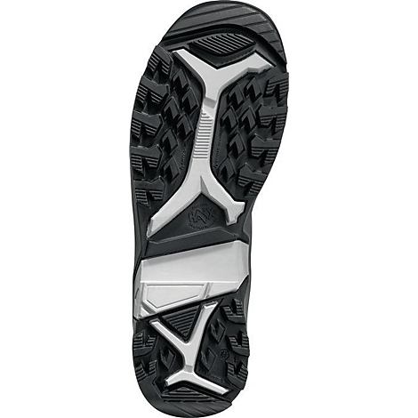 Gedetailleerde close-up van de zool van een zwarte wandelschoen, met zilveren elementen en een diep profiel voor optimale grip.
