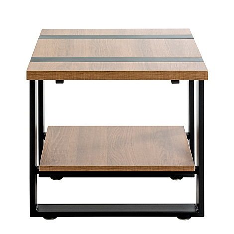 Quadratischer Tisch mit Holzoptik. Zwei graue Streifen zieren die Tischplatte. Schwarzes Metallgestell mit unterer Ablage.