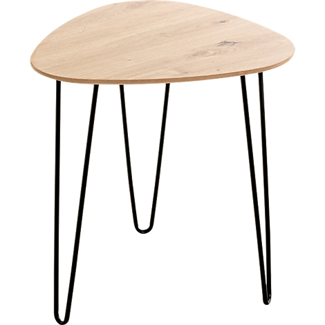 Dreieckiger Beistelltisch mit heller Holzplatte und filigranen, schwarzen Metallbeinen vor weißem Hintergrund.
