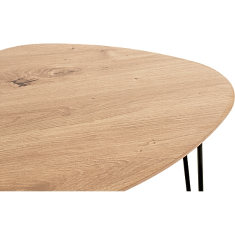 Nahaufnahme der abgerundeten Tischplatte aus hellem Holz mit deutlicher Maserung und Astloch.